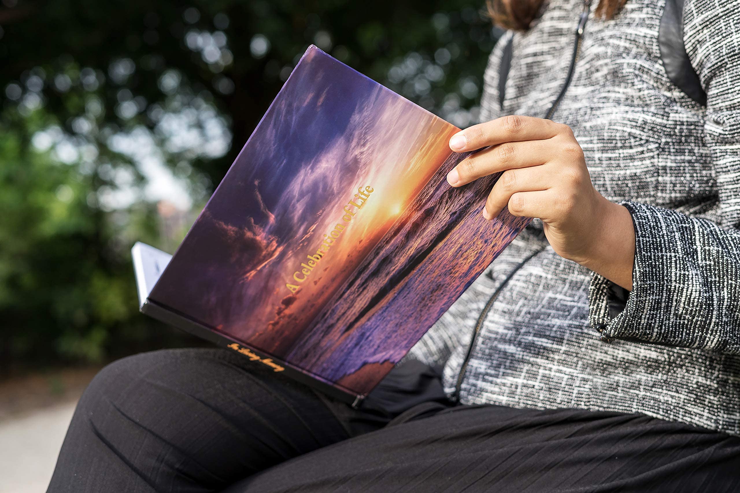 LIFETOO livre placé sur table lors d'une cérémonie, aspect solennel
