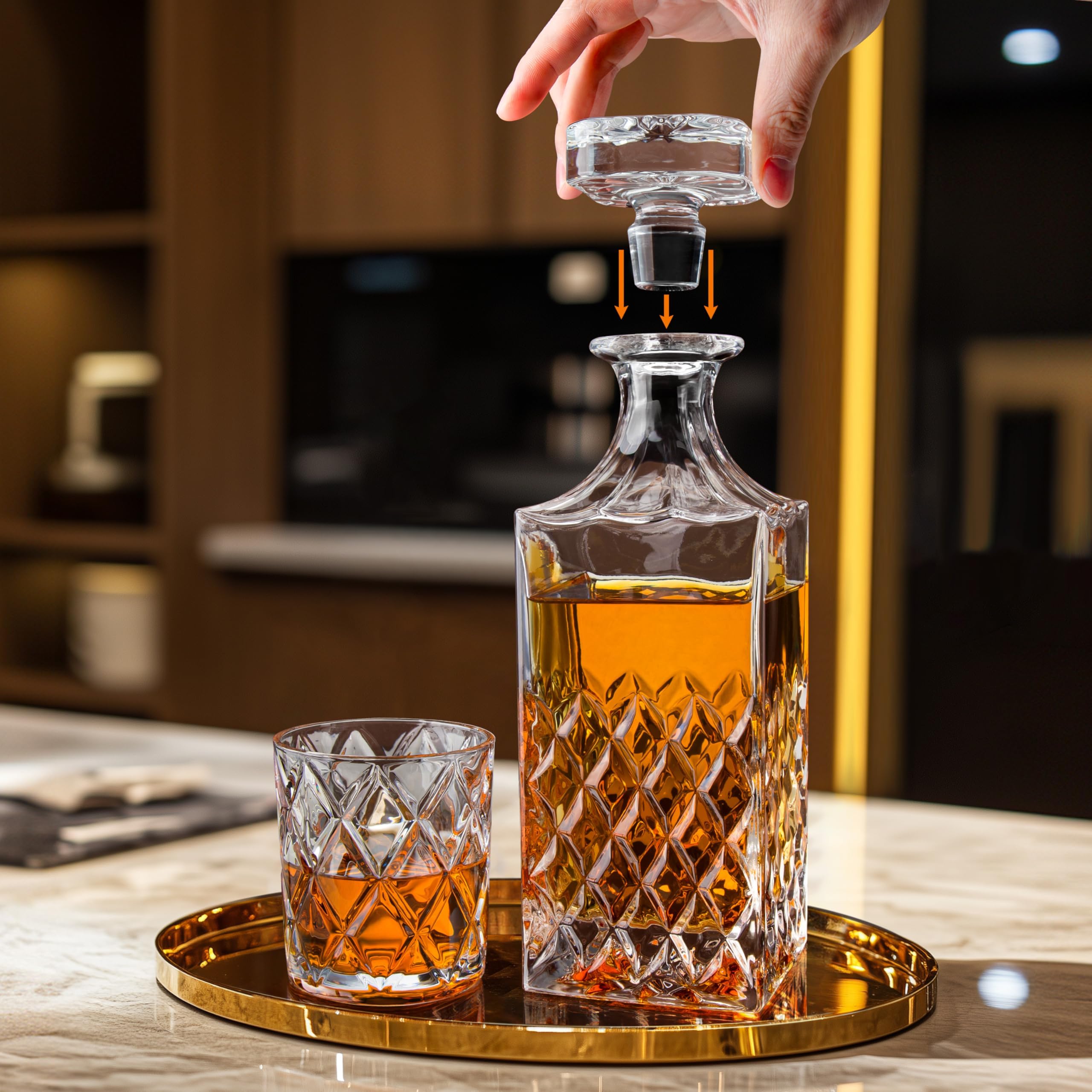 LIGHTEN LIFE comparaison avec main montrant la taille pratique de la carafe