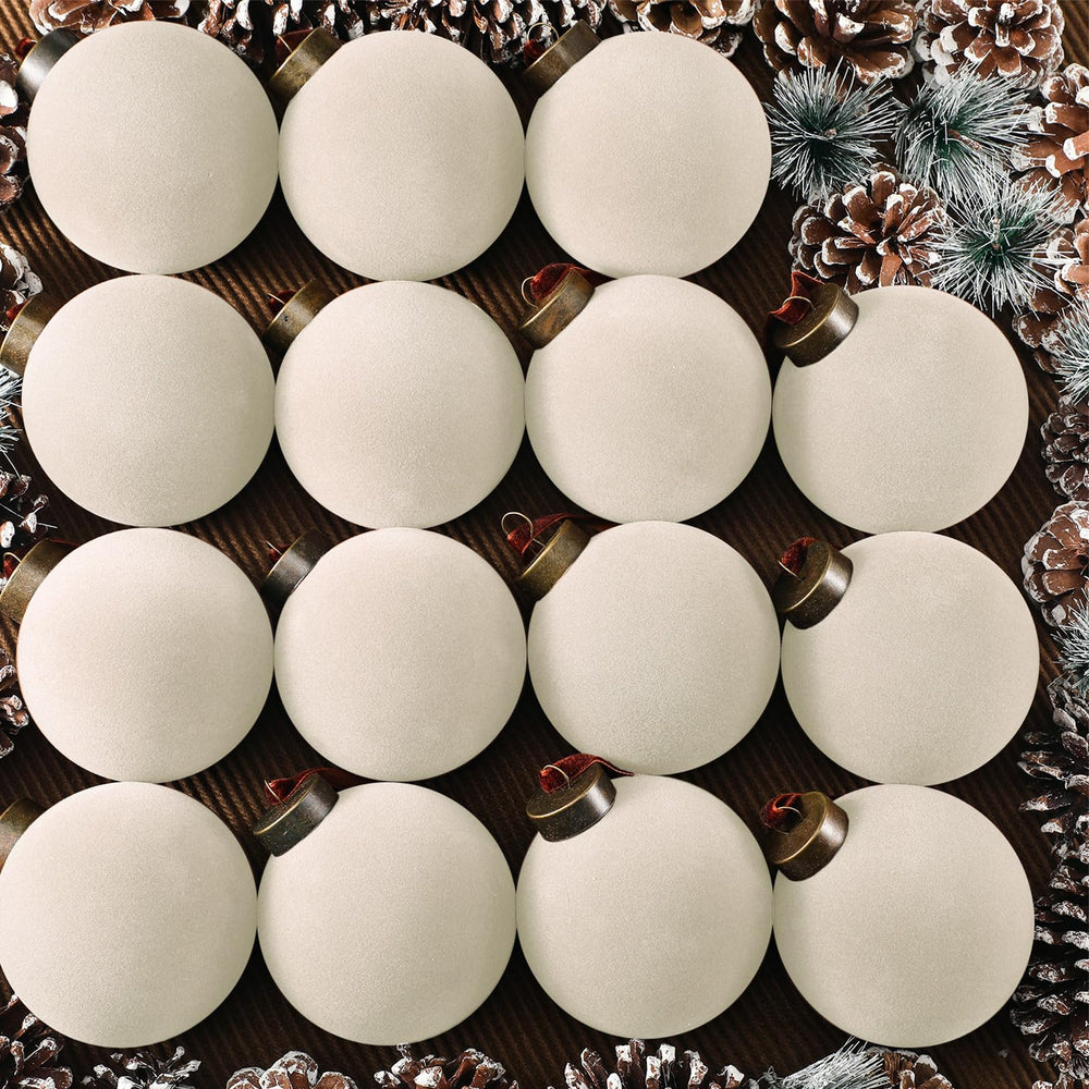 Liliful vue avant des boules crème prêtes à décorer, finition élégante