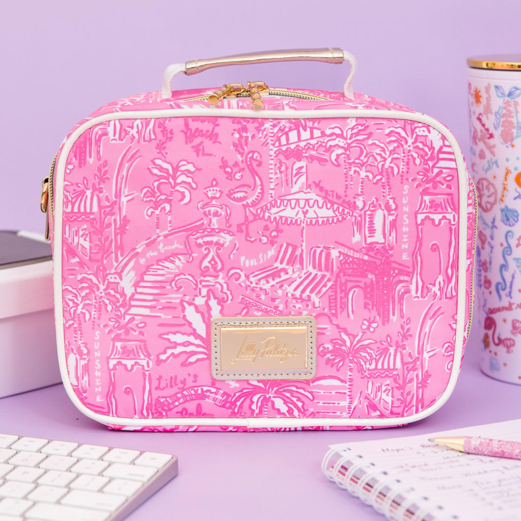 Lilly Pulitzer lunch box en pique-nique illustrant usage extérieur pratique