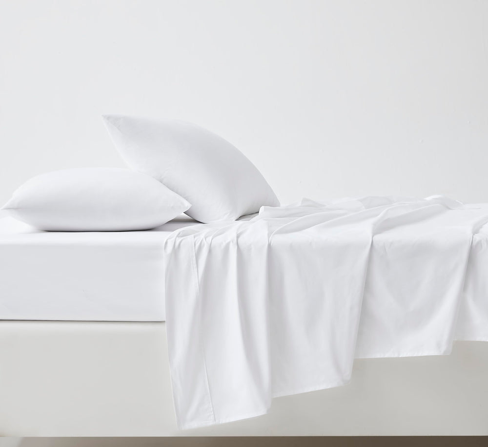 Linen Closet lit fait en contexte chambre illustrant style hôtelier et confort