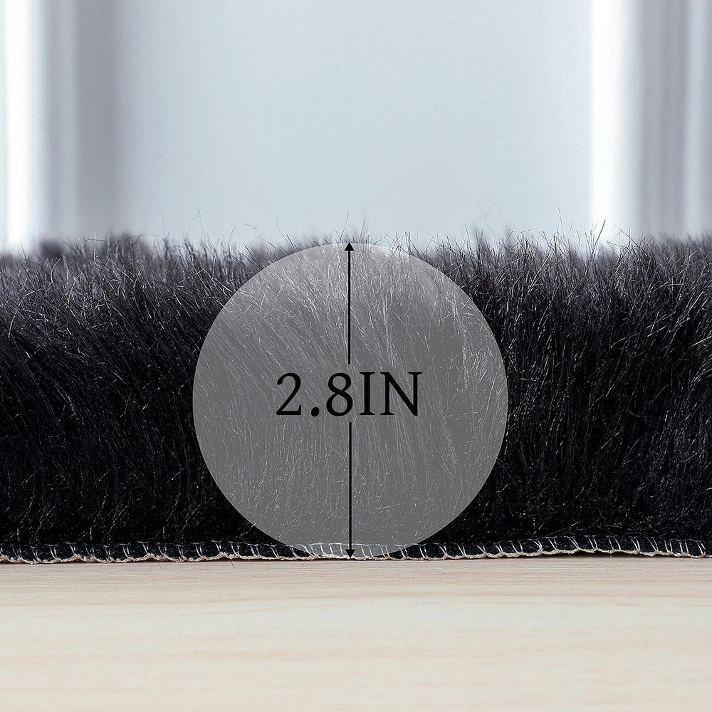 linmopm tapis utilisé sur canapé ajoutant chaleur et style