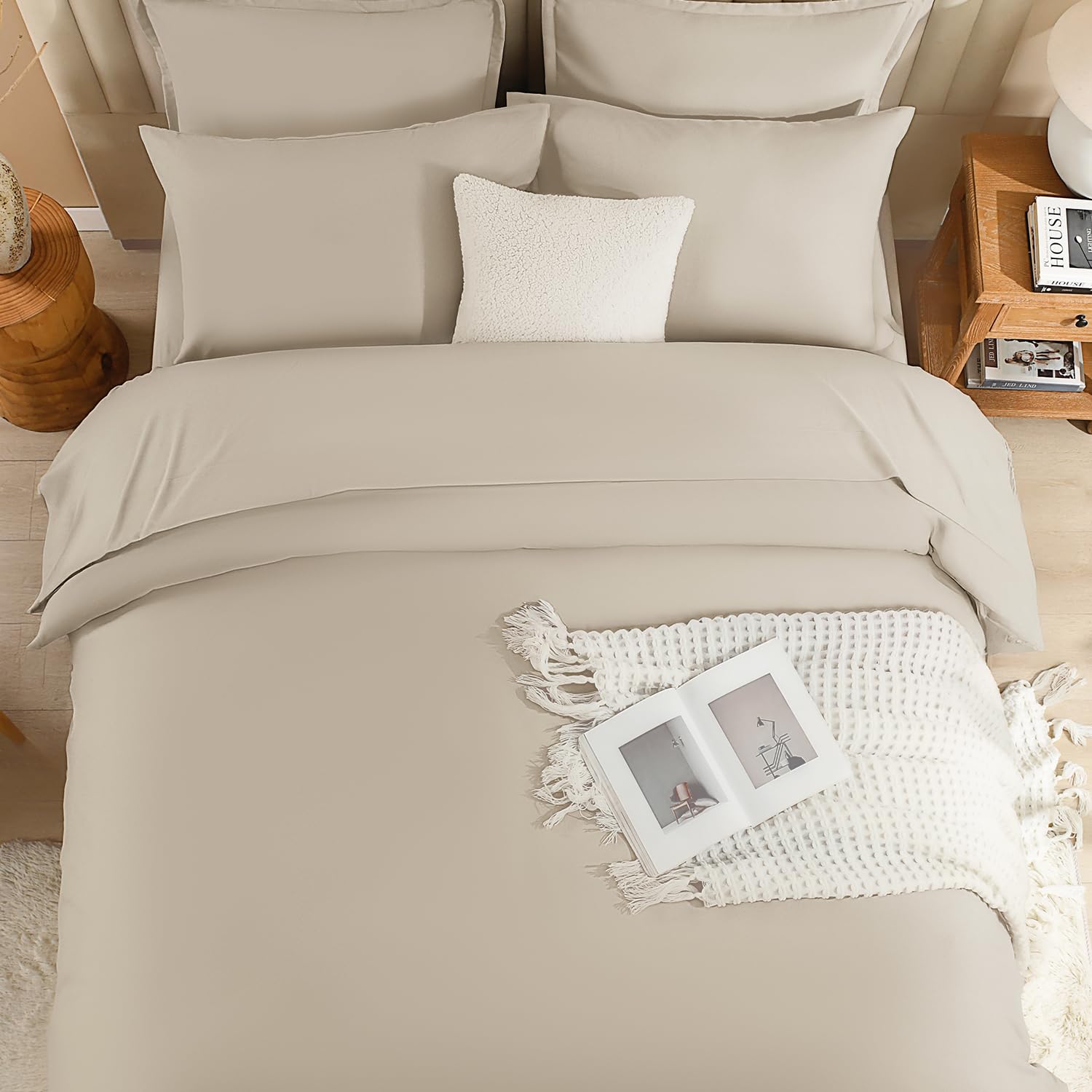 Litanika couette queen posée sur matelas, mise à l'échelle claire