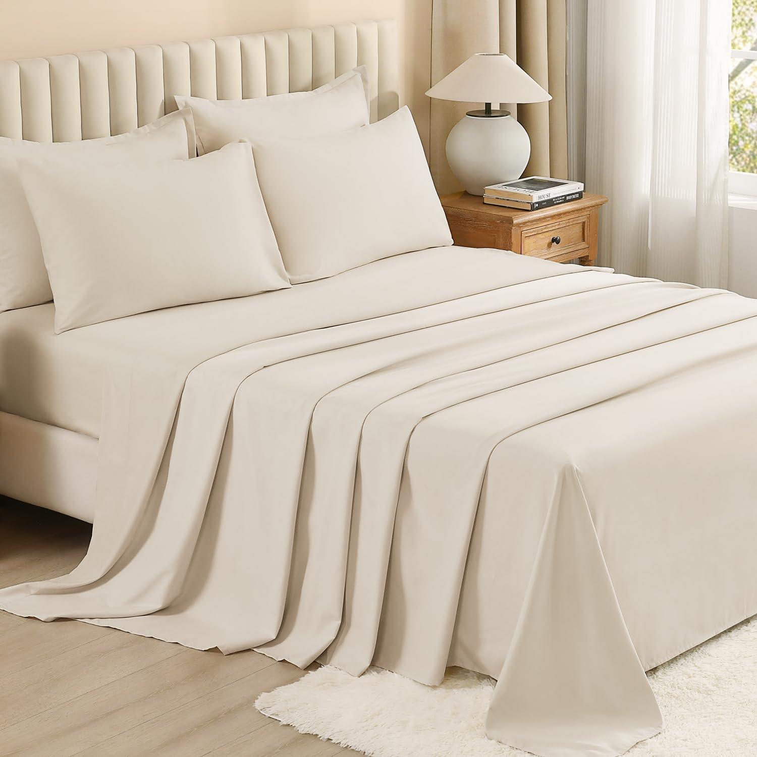 Main pressant la couette Litanika pour montrer gonflant et légèreté