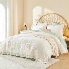 Litanika couette installée dans une chambre, ajoute charme romantique