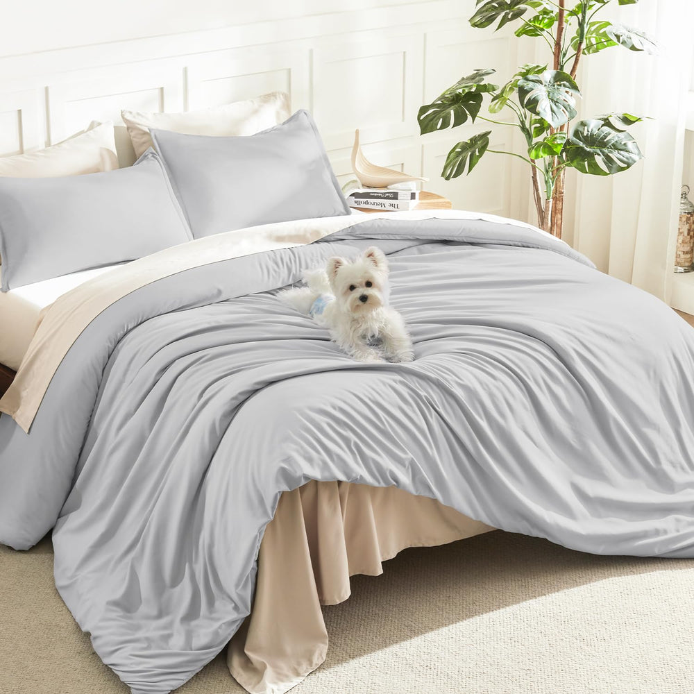 Litanika couette face avant posée sur lit, esthétique neutre et apaisante