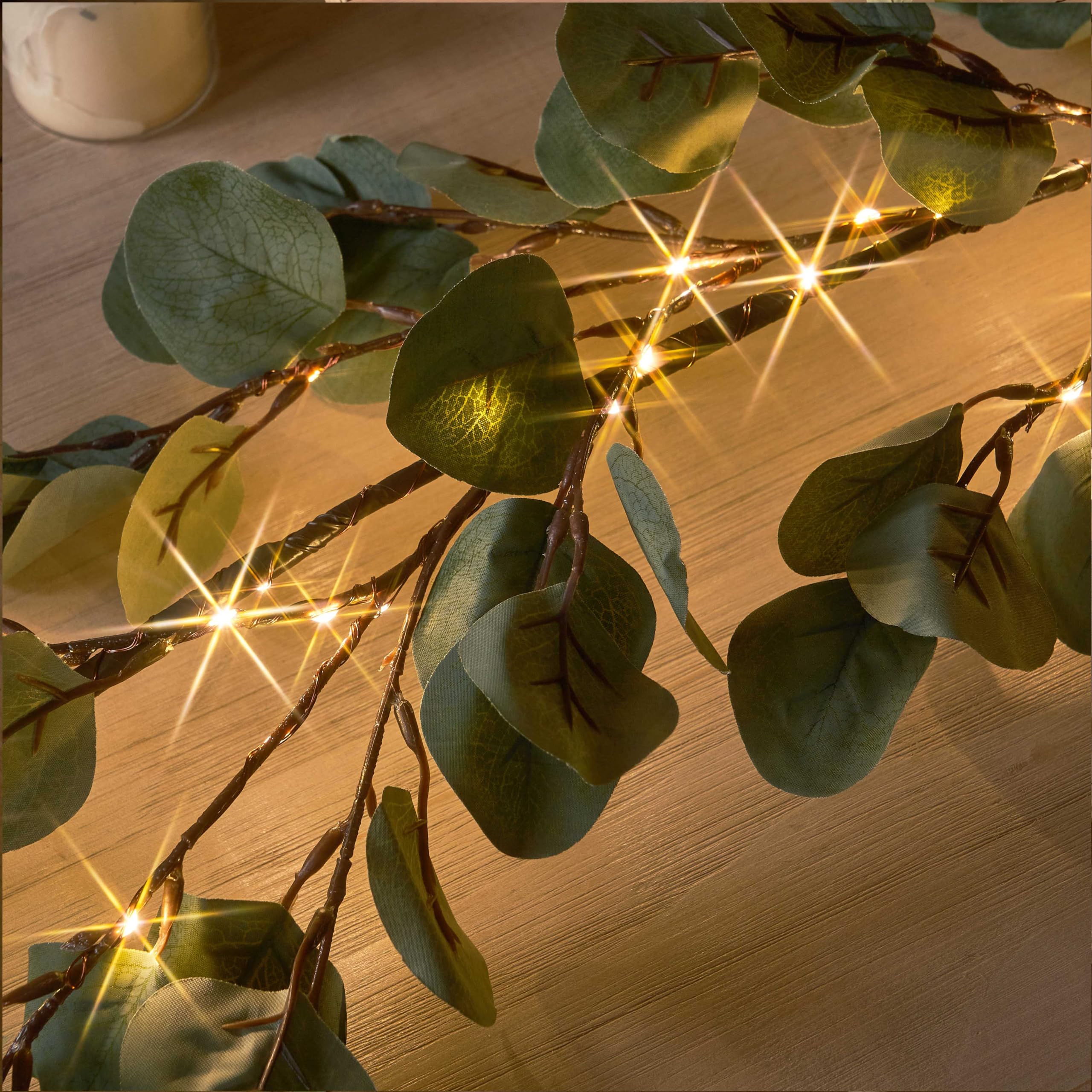 LITBLOOM guirlande posée sur manteau créant ambiance chaleureuse instantanée