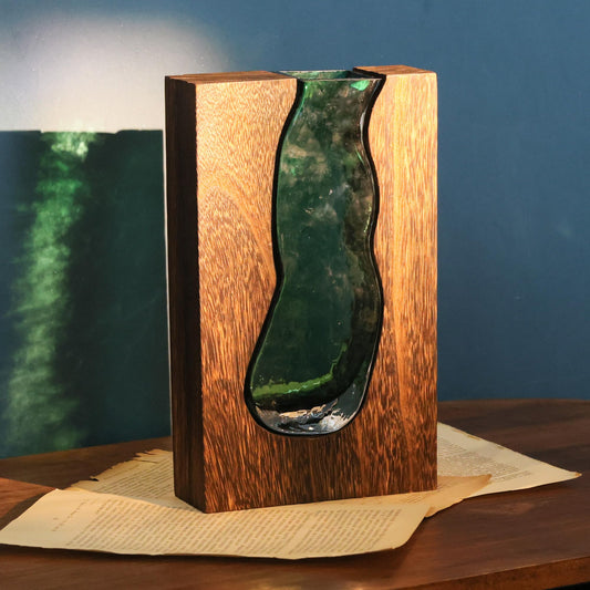 Vase LITIVY face avant sur embase en bois, apporte chaleur déco