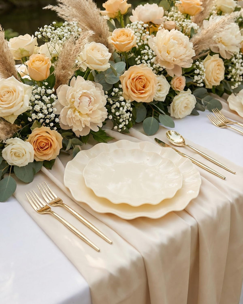 LIYH assiette tenue à la main pour évaluer l'échelle et solidité