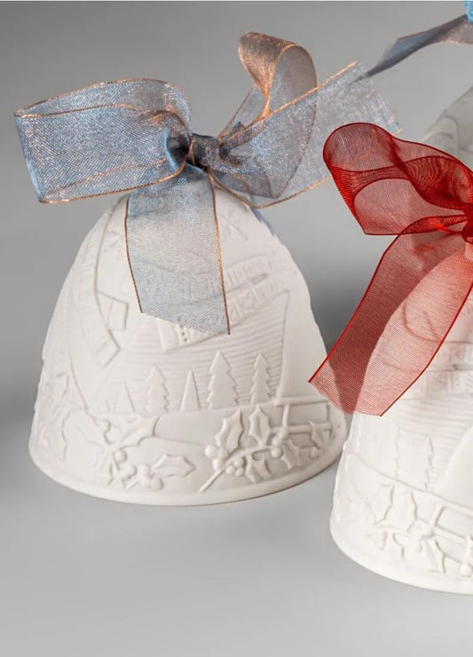 LLADRÓ cloche Noël 2024 détail gravure polar bears montrant finitions artisanales