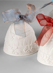 LLADRÓ cloche Noël 2024 détail gravure polar bears montrant finitions artisanales