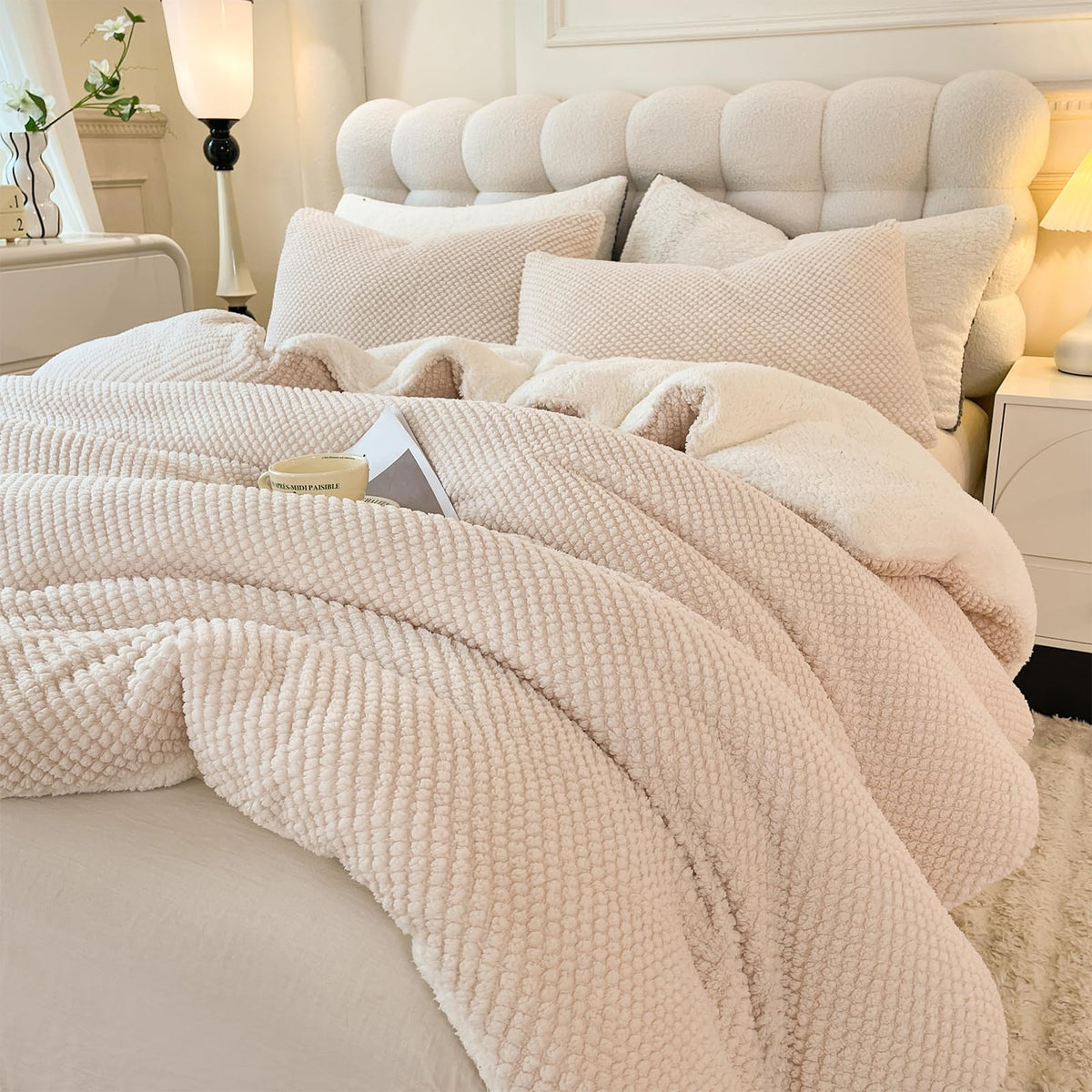 LLanCL couette vue avant avec motif jacquard 3D apportant élégance