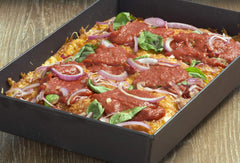 Lloyd Pans moule avec pizza Detroit dorée, cuisson homogène
