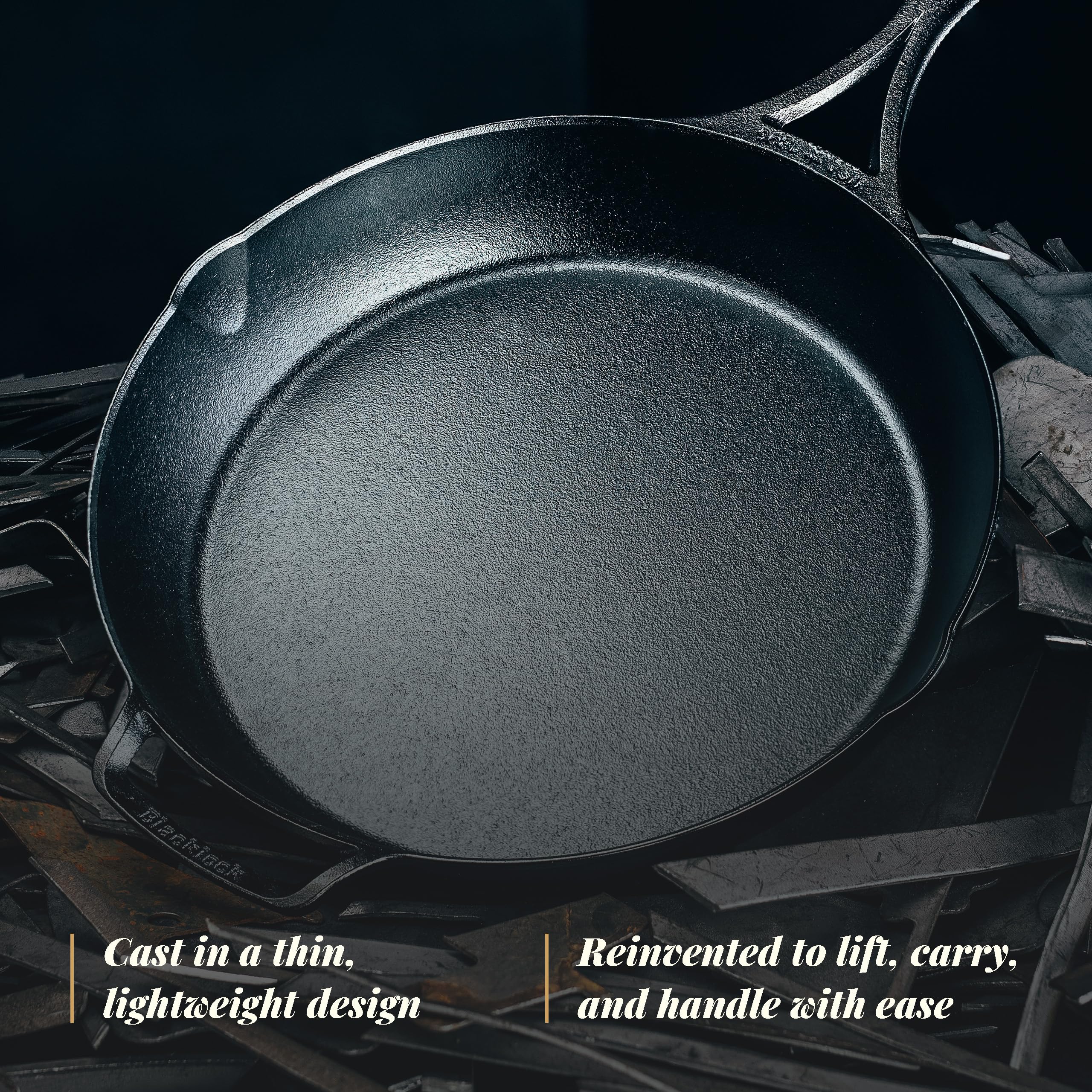 Lodge Blacklock versant une sauce depuis les becs verseurs pour servir proprement