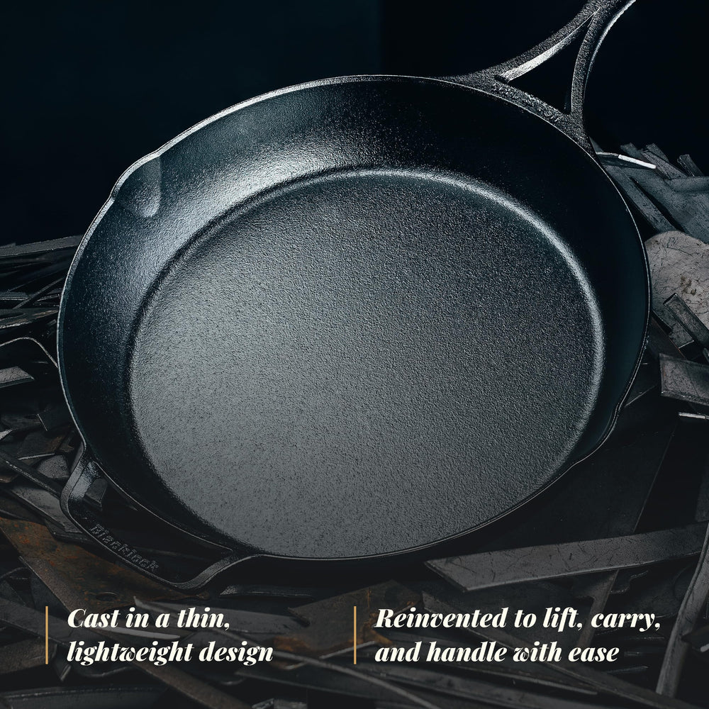 Lodge Blacklock versant une sauce depuis les becs verseurs pour servir proprement