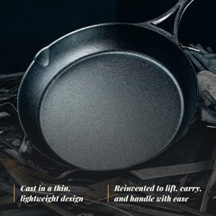 Lodge Blacklock versant une sauce depuis les becs verseurs pour servir proprement