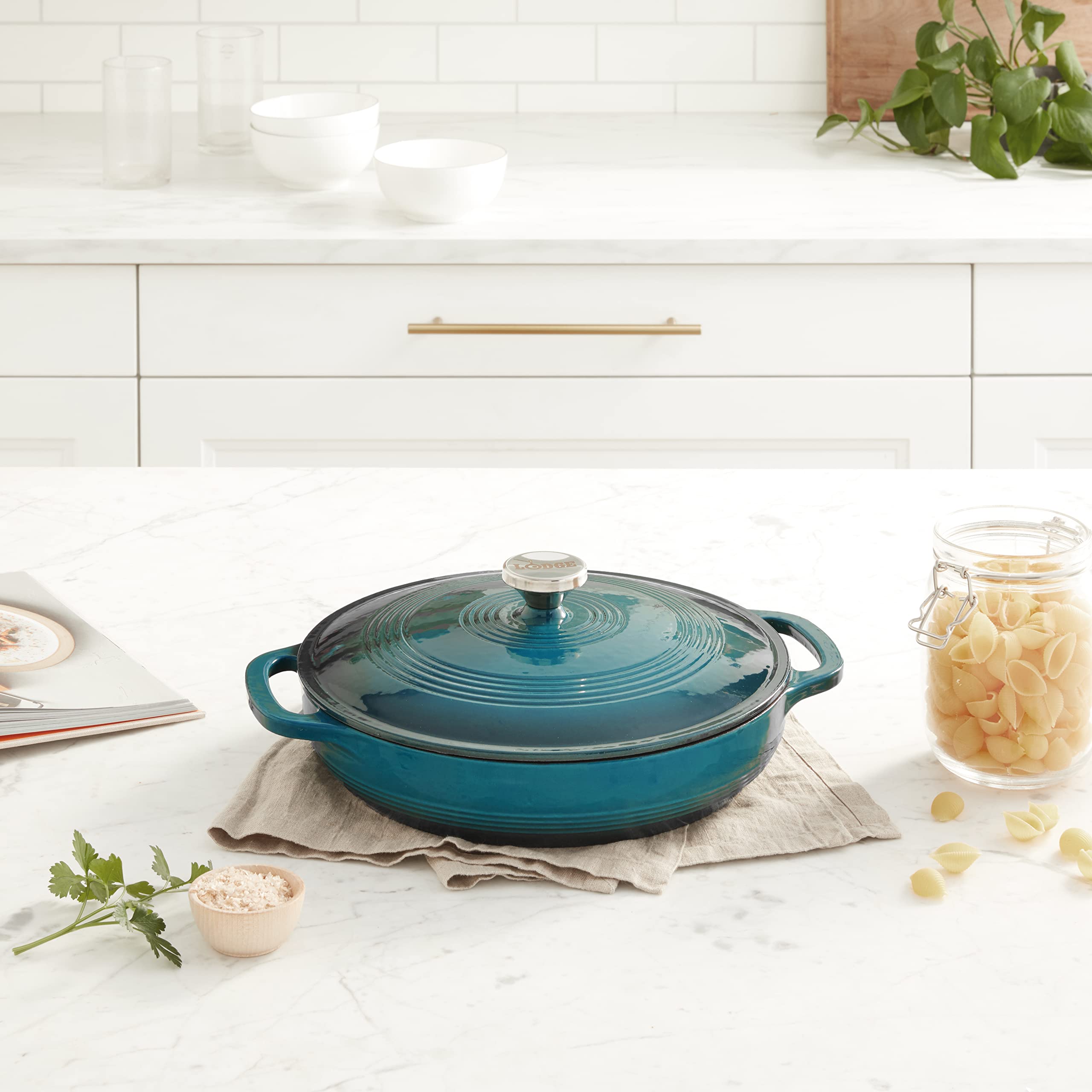 Lodge braiser comparaison taille avec assiette illustrant capacité 3,6 qt