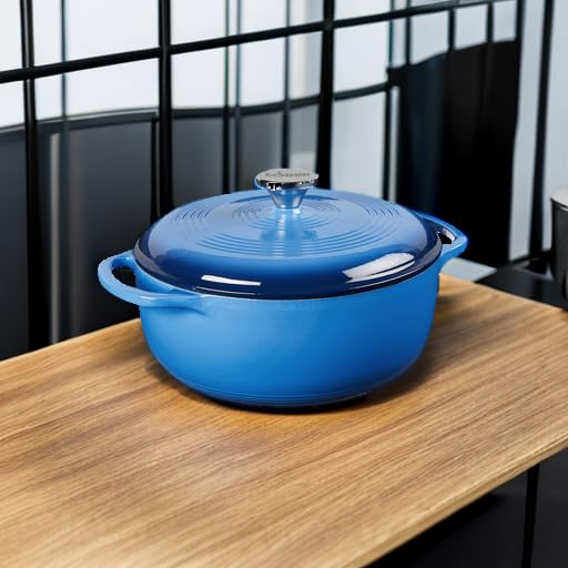 Lodge mise en scène sur table, présentation prête à servir chaleureuse