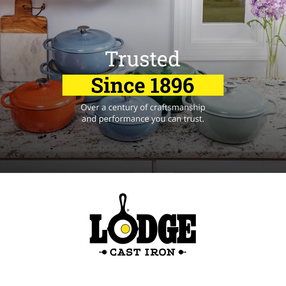 Lodge comparaison taille, capacité 6 quart illustrée avec ustensiles