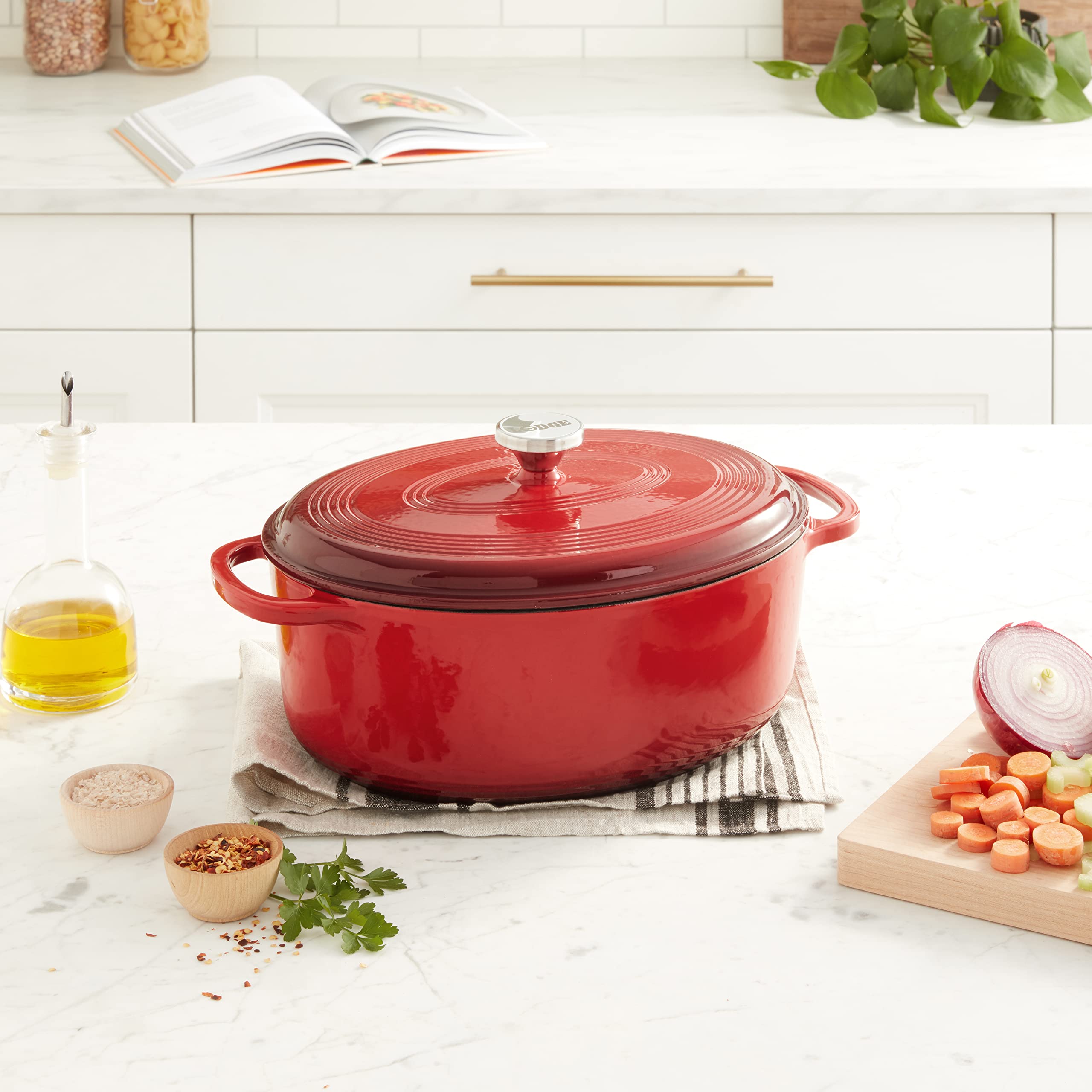 Lodge cocotte comparaison taille avec ustensiles illustrant capacité 7 quart pour repas