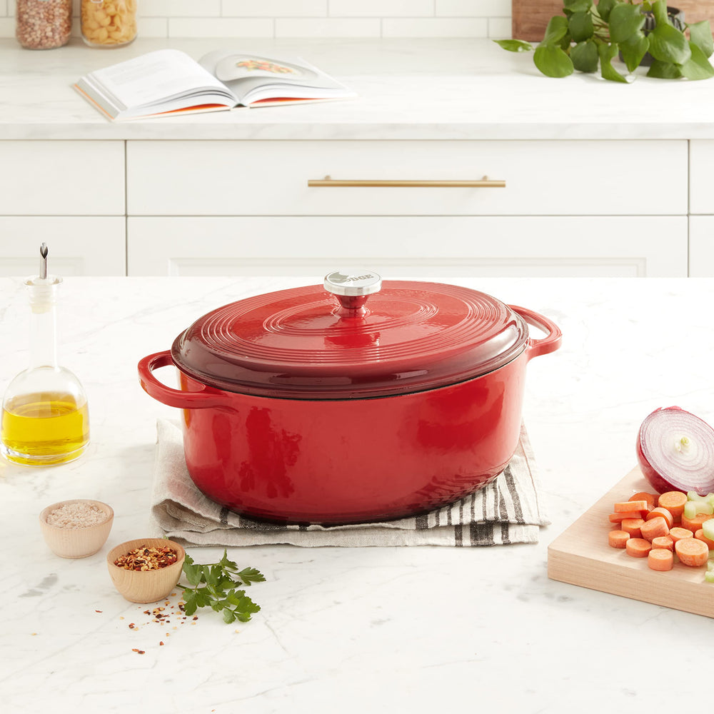 Lodge cocotte comparaison taille avec ustensiles illustrant capacité 7 quart pour repas