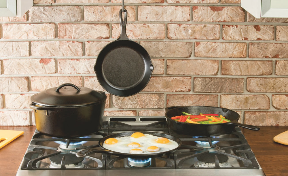 Lodge cocotte en usage sur feu de camp idéale pour mijoter et partager des repas