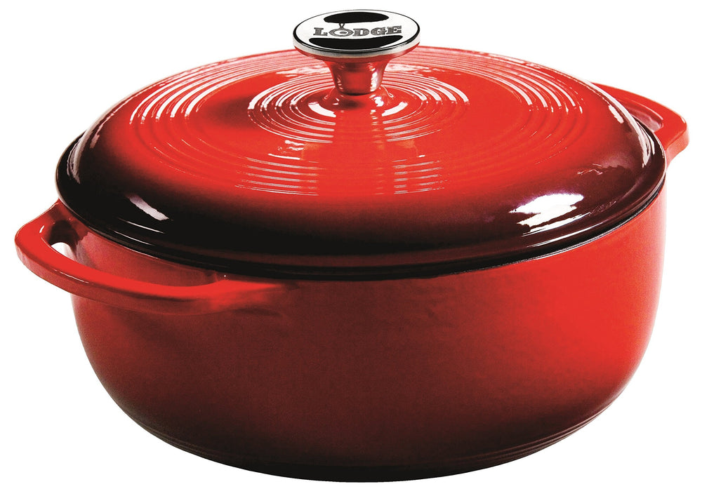 Lodge cocotte face avant émaillée rouge montrant finition et maniabilité