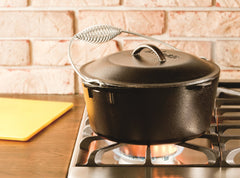 Lodge cocotte gros plan intérieur montrant surface pré-assaisonnée pour cuisson antiadhésive