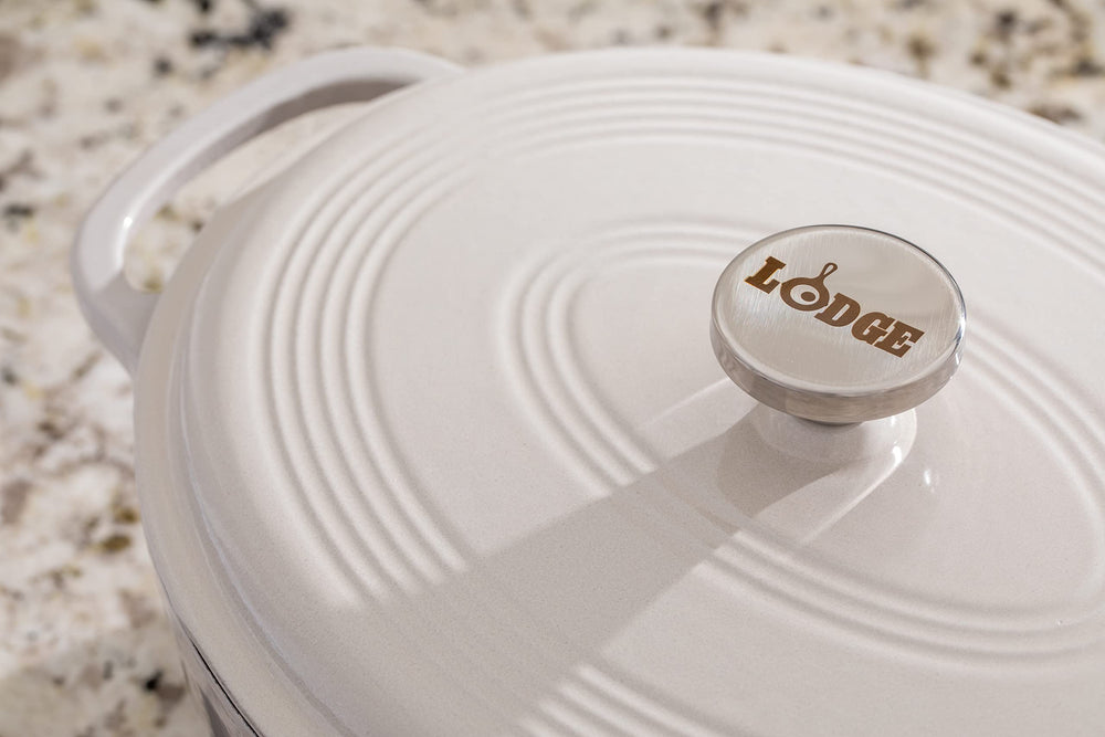 Lodge cocotte comparée à une assiette montrant l’échelle et la grande capacité