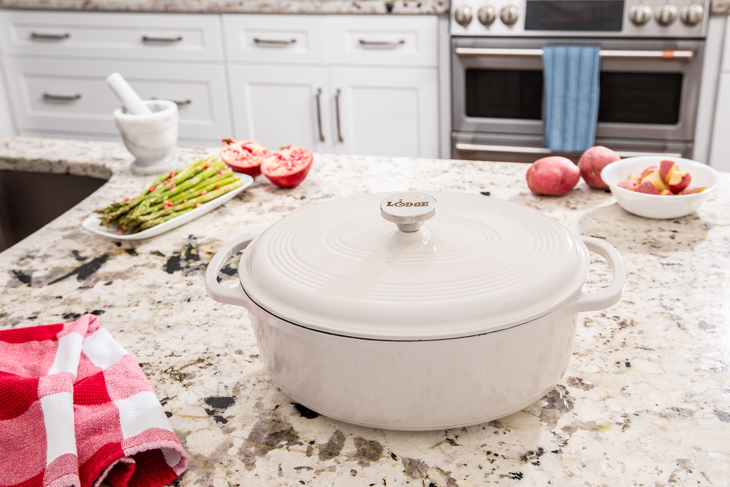 Lodge cocotte dans un four illustrant compatibilité four et cuisson à haute température