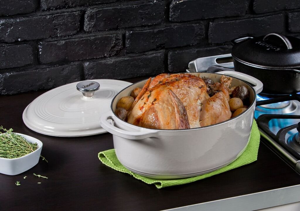 Lodge cocotte détail émail intérieur montrant surface lisse pour nettoyage simple