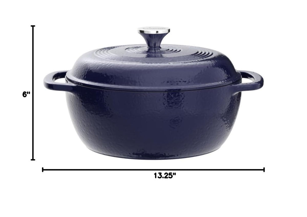 Lodge cocotte en cuisine, style indigo apportant couleur et fonctionnalité