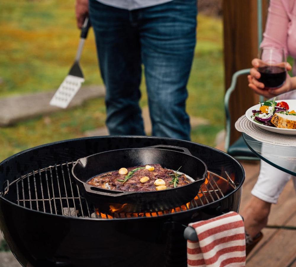 Lodge poêle en usage sur feu de camp, cuisson extérieure fiable