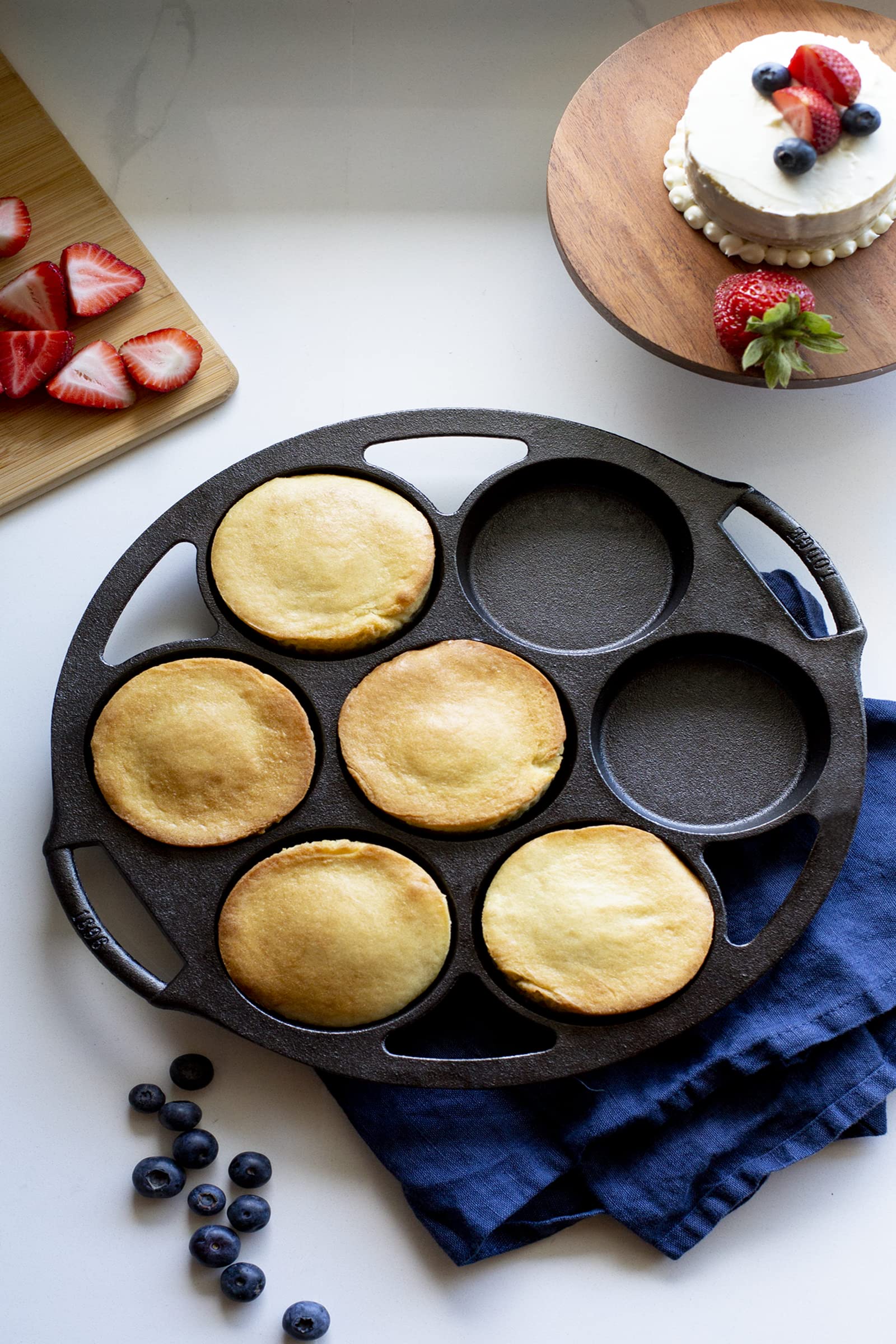 Lodge moule en usage avec biscuits dorés benefit chaleur homogène et brunissement