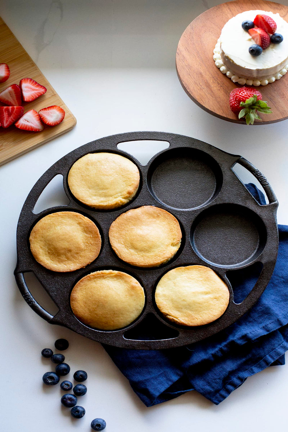 Lodge moule en usage avec biscuits dorés benefit chaleur homogène et brunissement