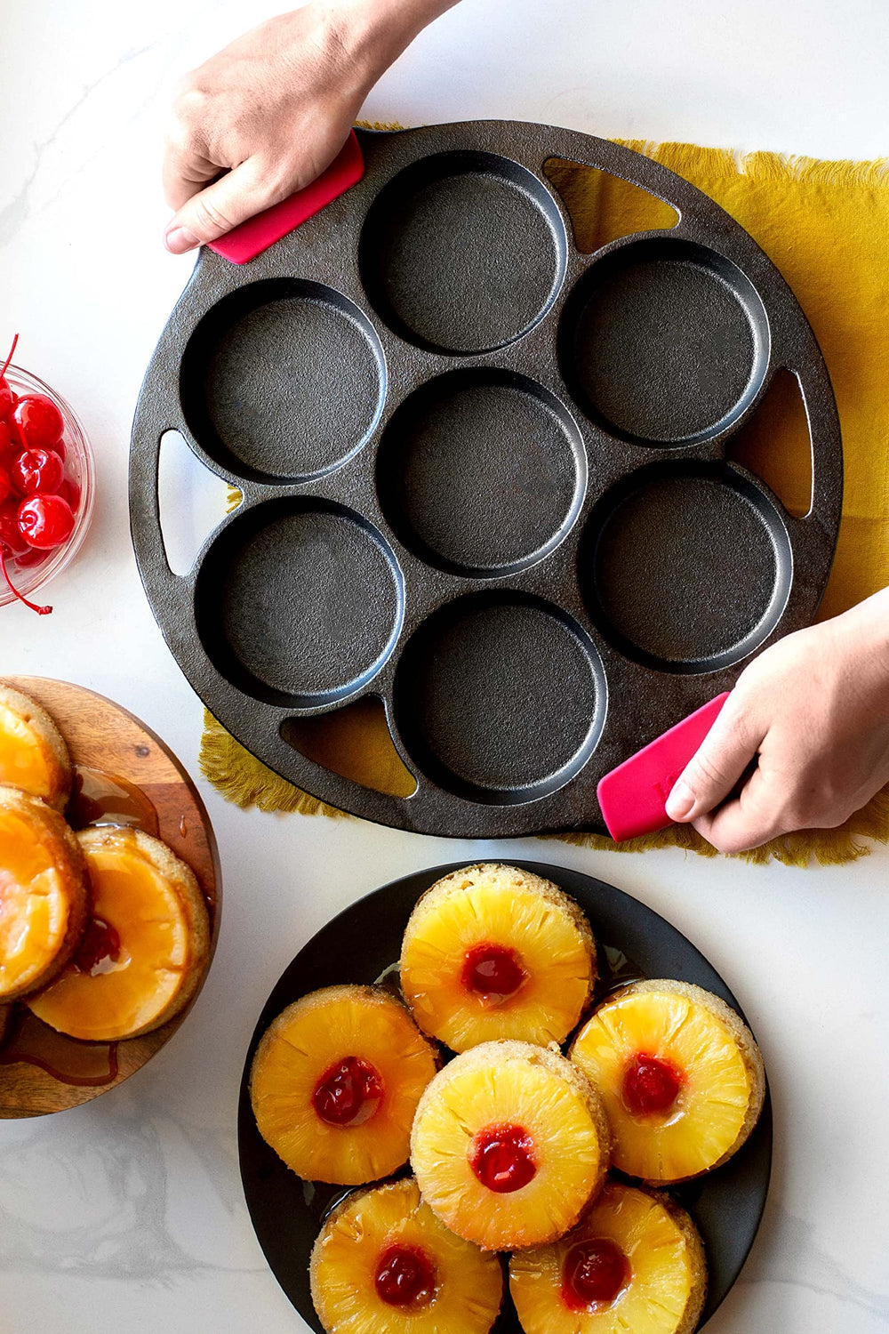 Lodge moule sur un présentoir avec mini gâteaux benefit présentation soignée et résultats professionnels