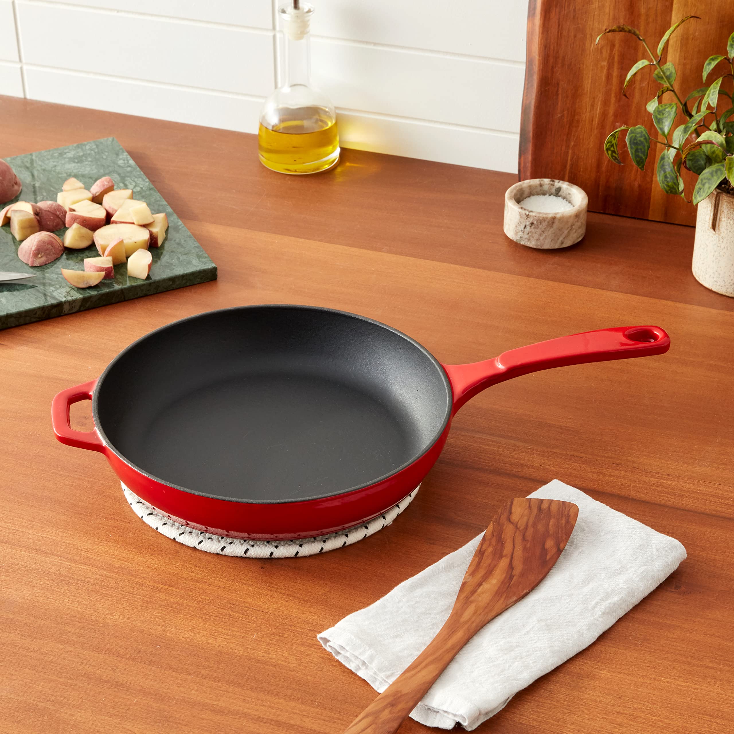 Lodge poêle présentée sur table, prête à servir, valorisant design et fonctionnalité
