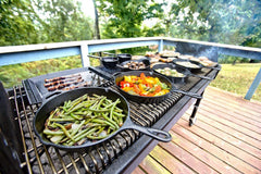 Lodge poêle en usage cuisson œufs et pancakes chaleur bien répartie