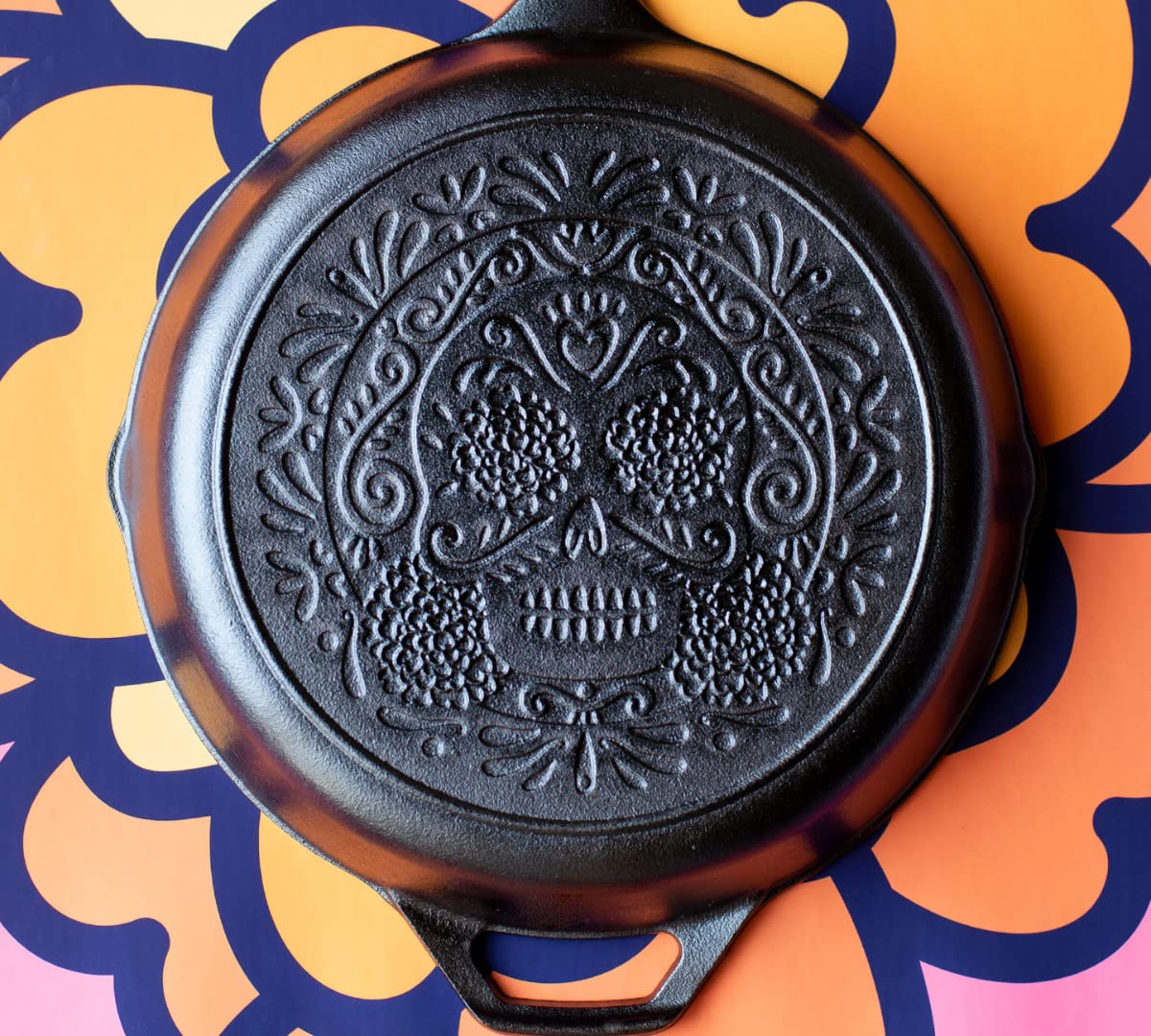 Lodge poêle dans une cuisine décorative, mélange d'art et fonctionnalité