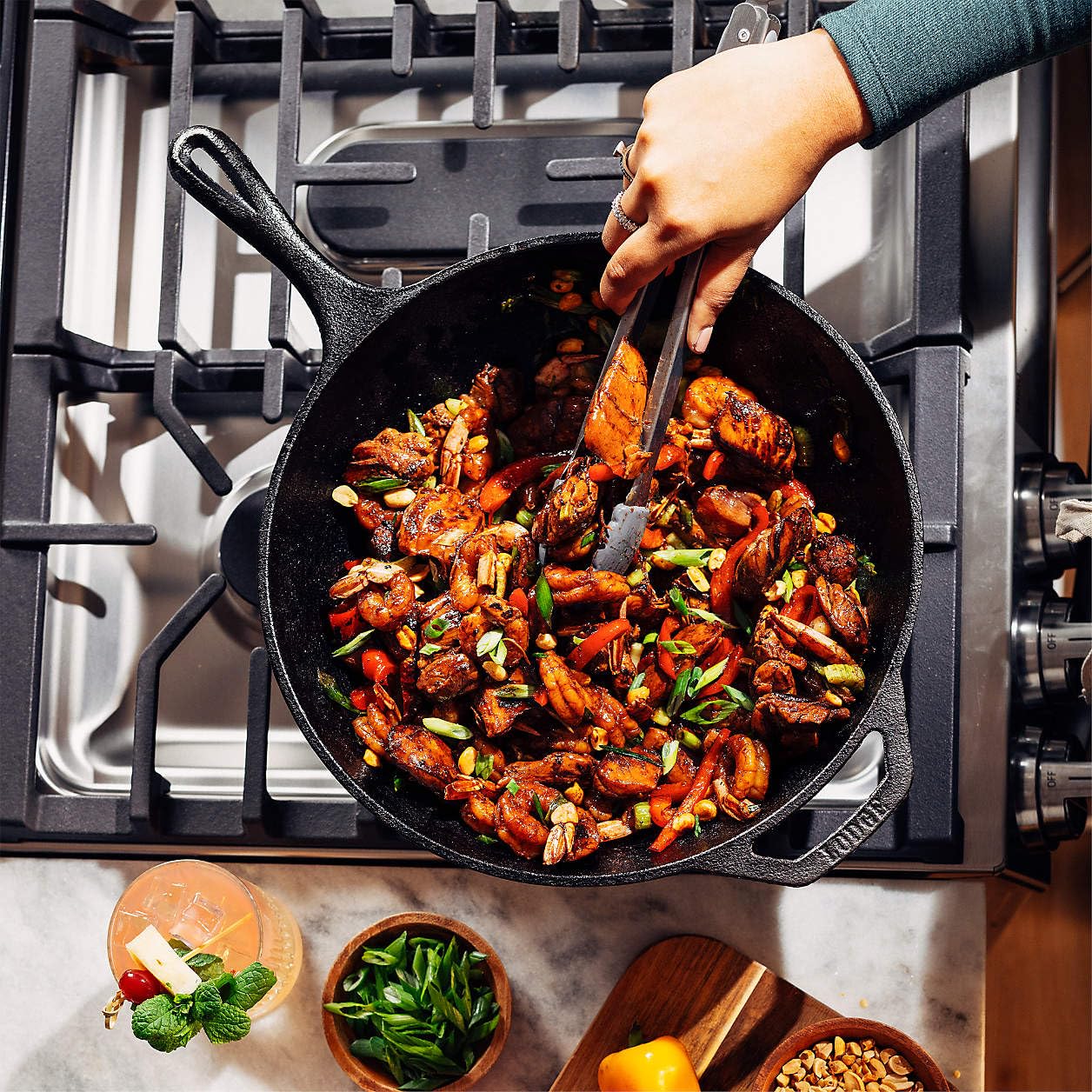 Lodge wok à côté d'une assiette pour montrer taille et capacité pratiques