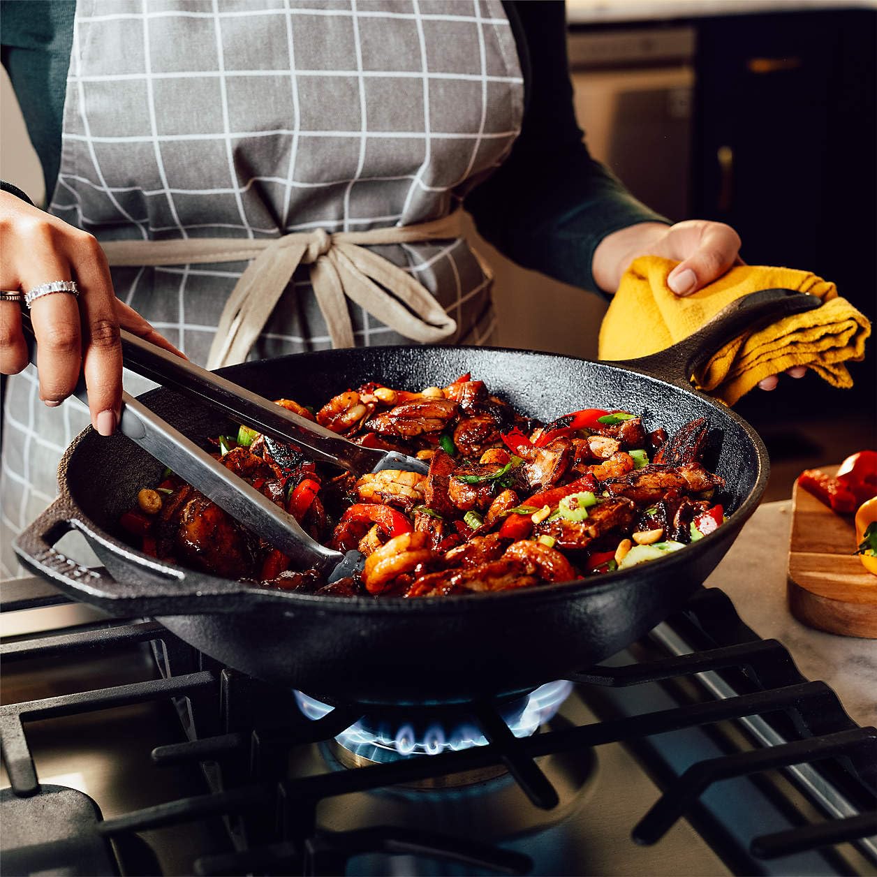 Lodge wok en usage sur feu vif pour saisie homogène et caramélisation