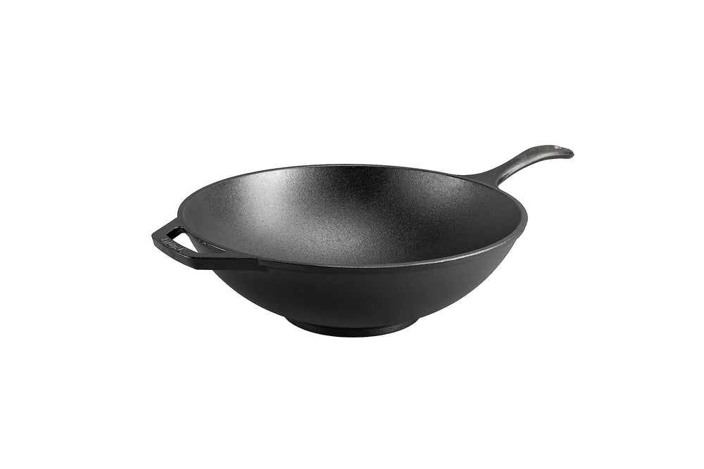 Lodge wok 12,5" face avant montrant la silhouette robuste et poignée pratique