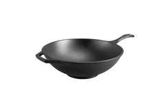 Lodge wok 12,5" face avant montrant la silhouette robuste et poignée pratique