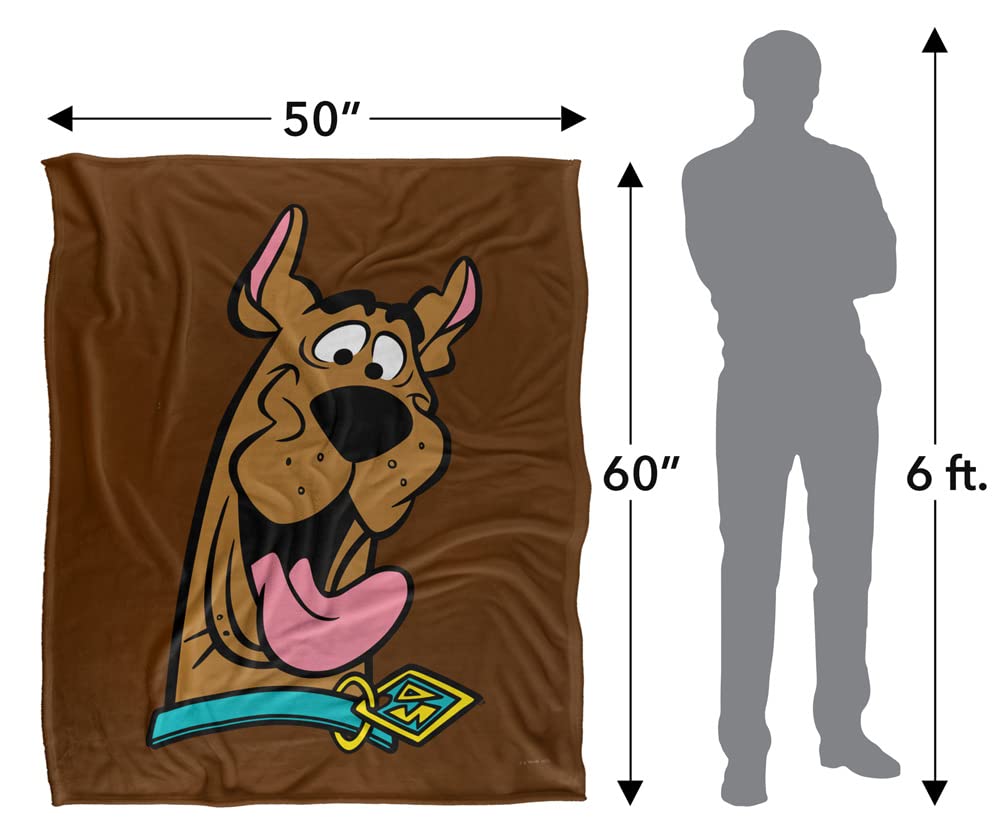 LOGOVISION plaid Scooby-Doo posé à côté d’un mètre montrant dimensions pratiques
