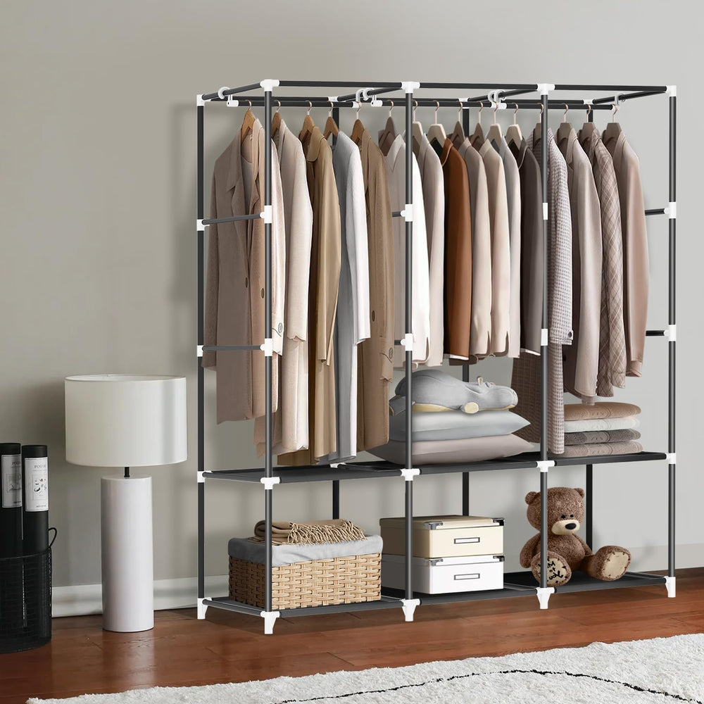LOKEME étagères chargées montrant rangement de vêtements et accessoires