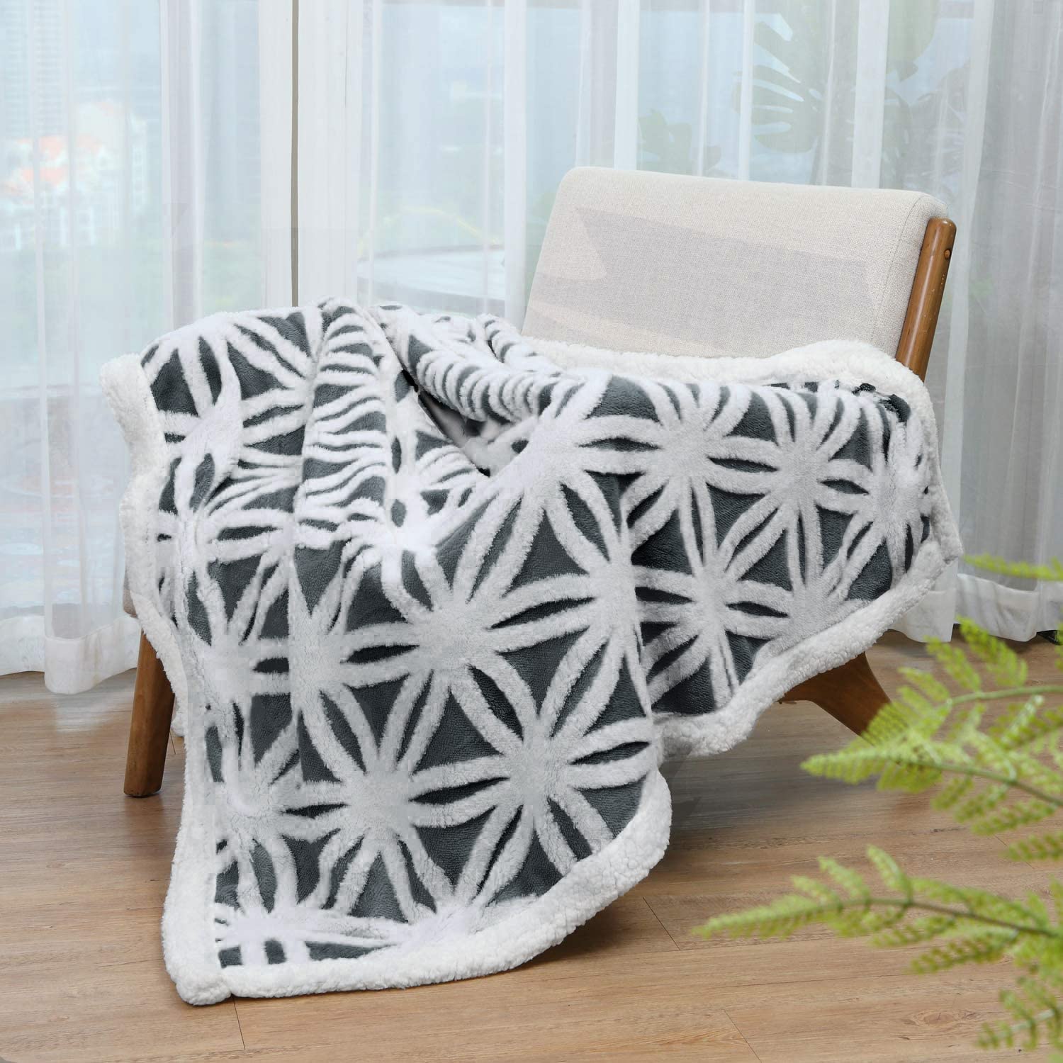 LOMAO gros plan jacquard coral fleece montrant douceur et design raffiné