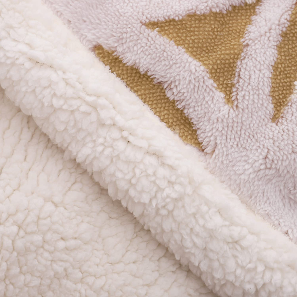 Texture rapprochée du tissu LOMAO révélant douceur et toucher agréable