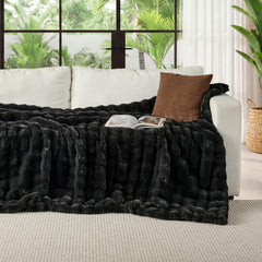 Lotus Karen gros plan texture bubble offrant douceur tactile