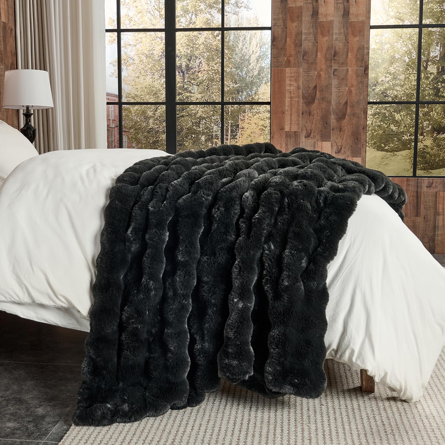 Lotus Karen plaid posé sur canapé décor et confort instantané