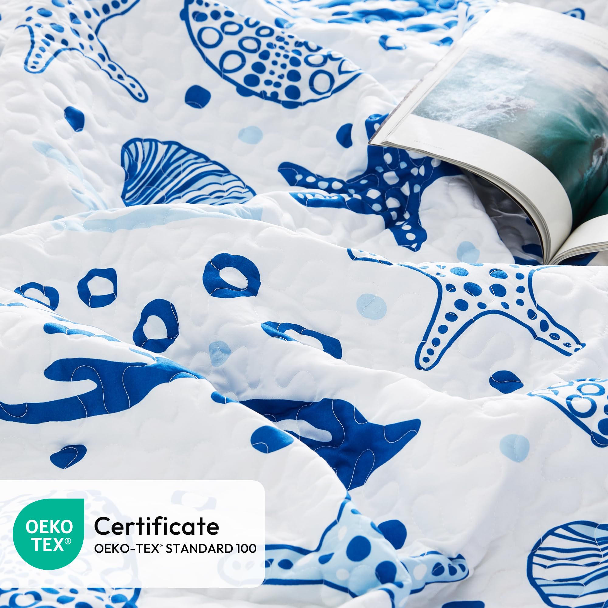 Love's cabin quilt posé sur lit dans chambre style plage pour inspiration déco